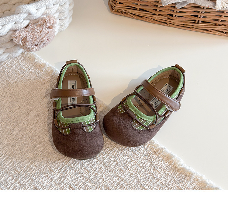 Sapatos de couro aos quadrados para menina versáteis e flexíveis_voghion.com