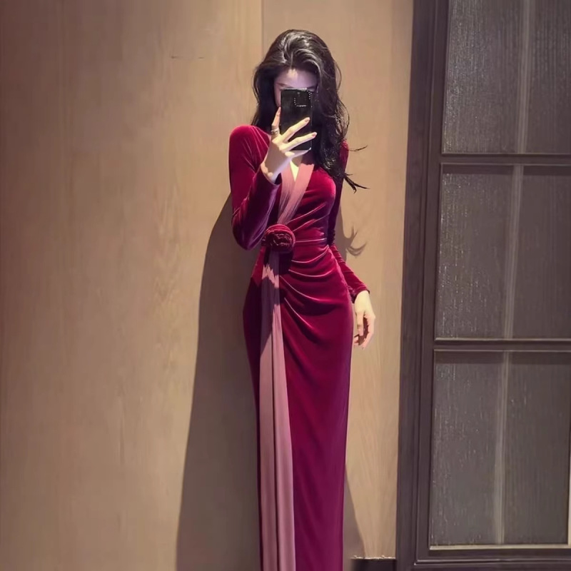 Elegant Socialite Velvet Dress for Autumn and Winter, Perfect for Important Occasions, with a Three-Dimensional Red Design, a New Year's Outfit, and a Fitted Waist Dress Elegant Socialite Velvet Dress for Autumn and Winter, Perfect for Important Occasions, with a Three-Dimensional Red Design, a New Year's Outfit, and a Fitted Waist Dress