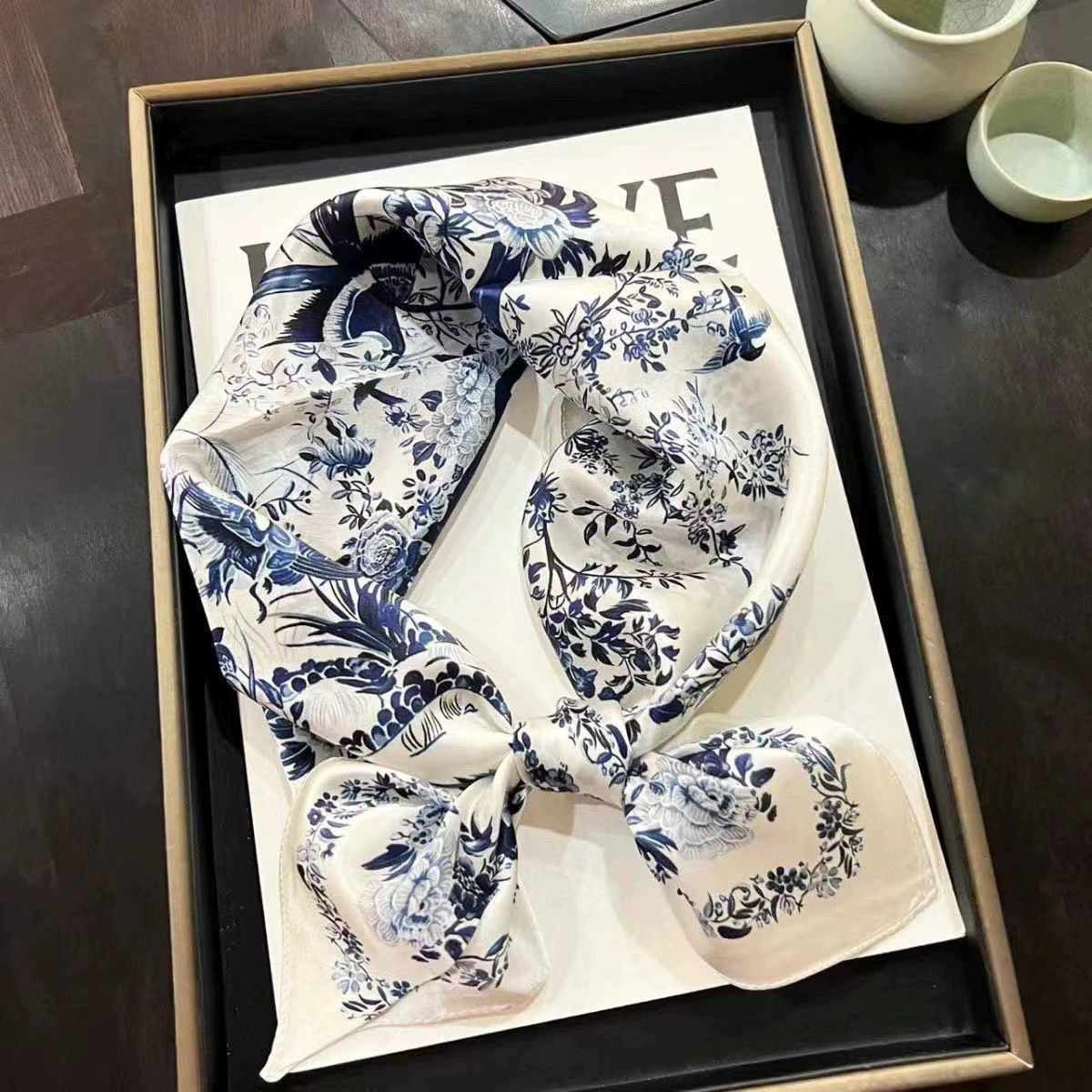 Лет scarf? Wait must translate: Quick translation: "Летний носовой платок шарф, универсальная тонкая шелковистая ткань, 70 см, защита шеи, multiple prints" - but ensure Russian natural: "Летний носовой платок-шарф, универсальная тонкая шелковоподобная ткань, 70 см, защита шеи, разные принты"