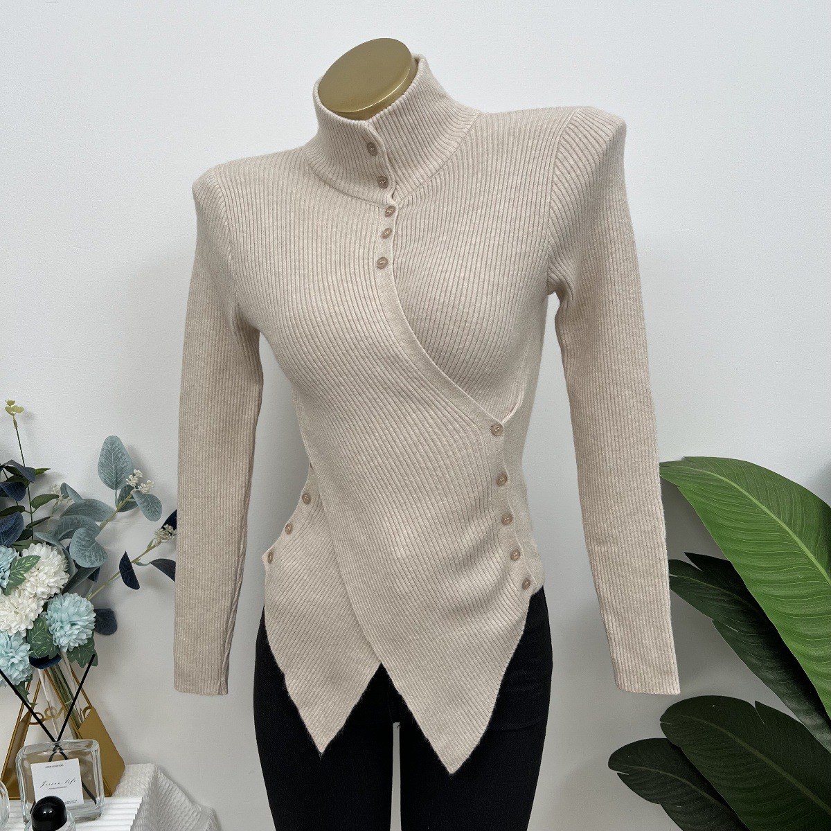 腰を絞めて胸を見せます厚手の高襟秋冬タイプの不規則なスタイルの上着の中にニットの底のシャツの女性2025を掛けます。