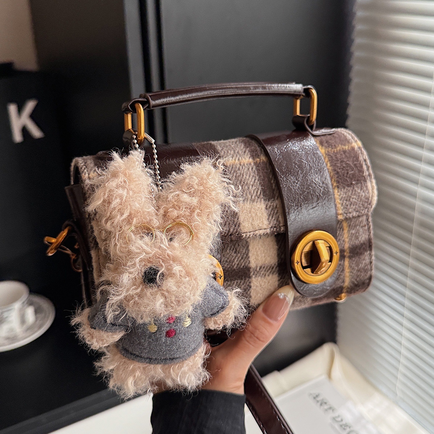 Bolsa de mano a cuadrícula coreana de color contrastante para mujeres 2025 nueva moda personalidad bolso cuadrado de textura superior bolso de tramo inclinado