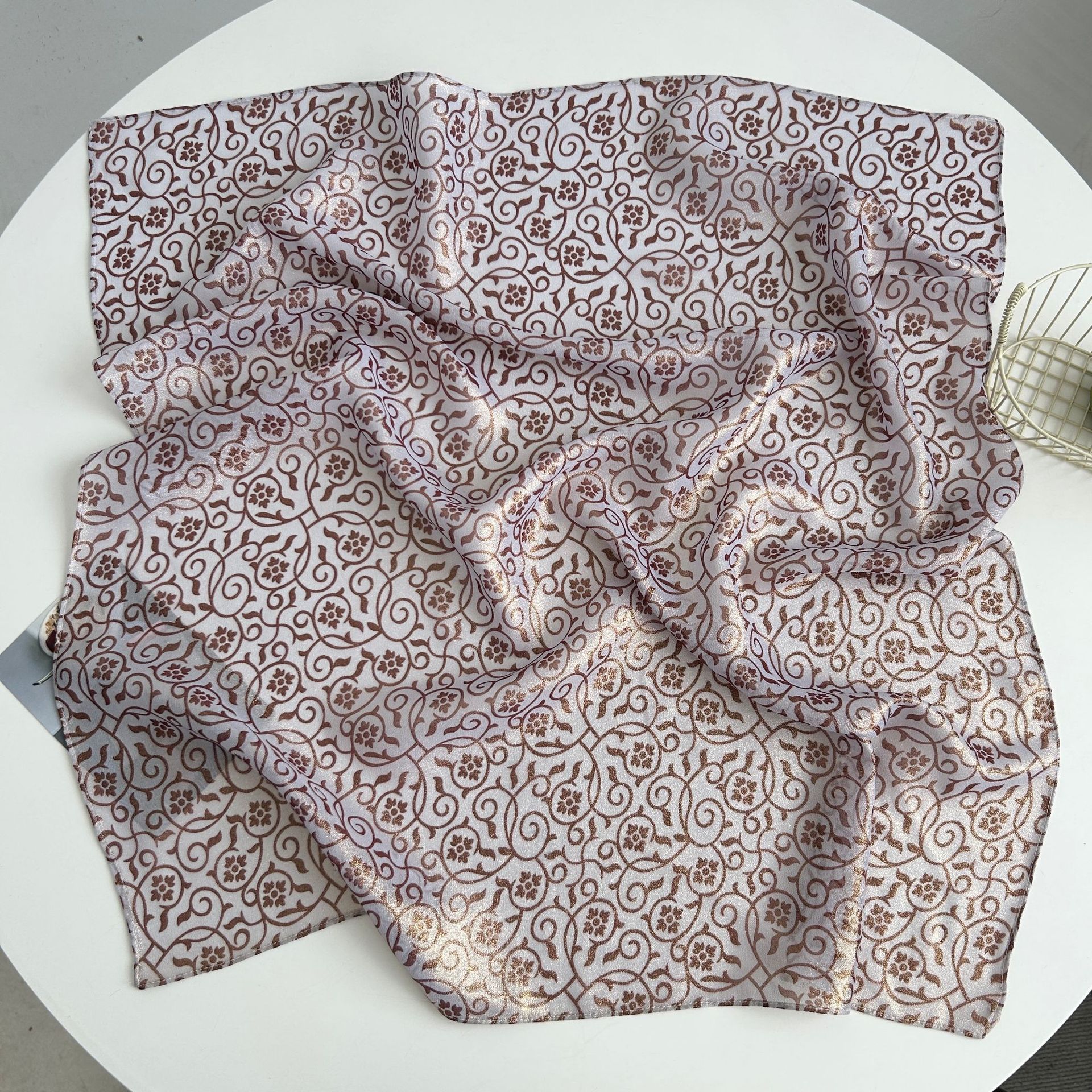 2025 Pañuelo brillante de moda europea y americana verano todo-fósforo nuevo estilo transfronterizo venta caliente bufanda de seda árabe 70 bufanda cuadrada pequeña