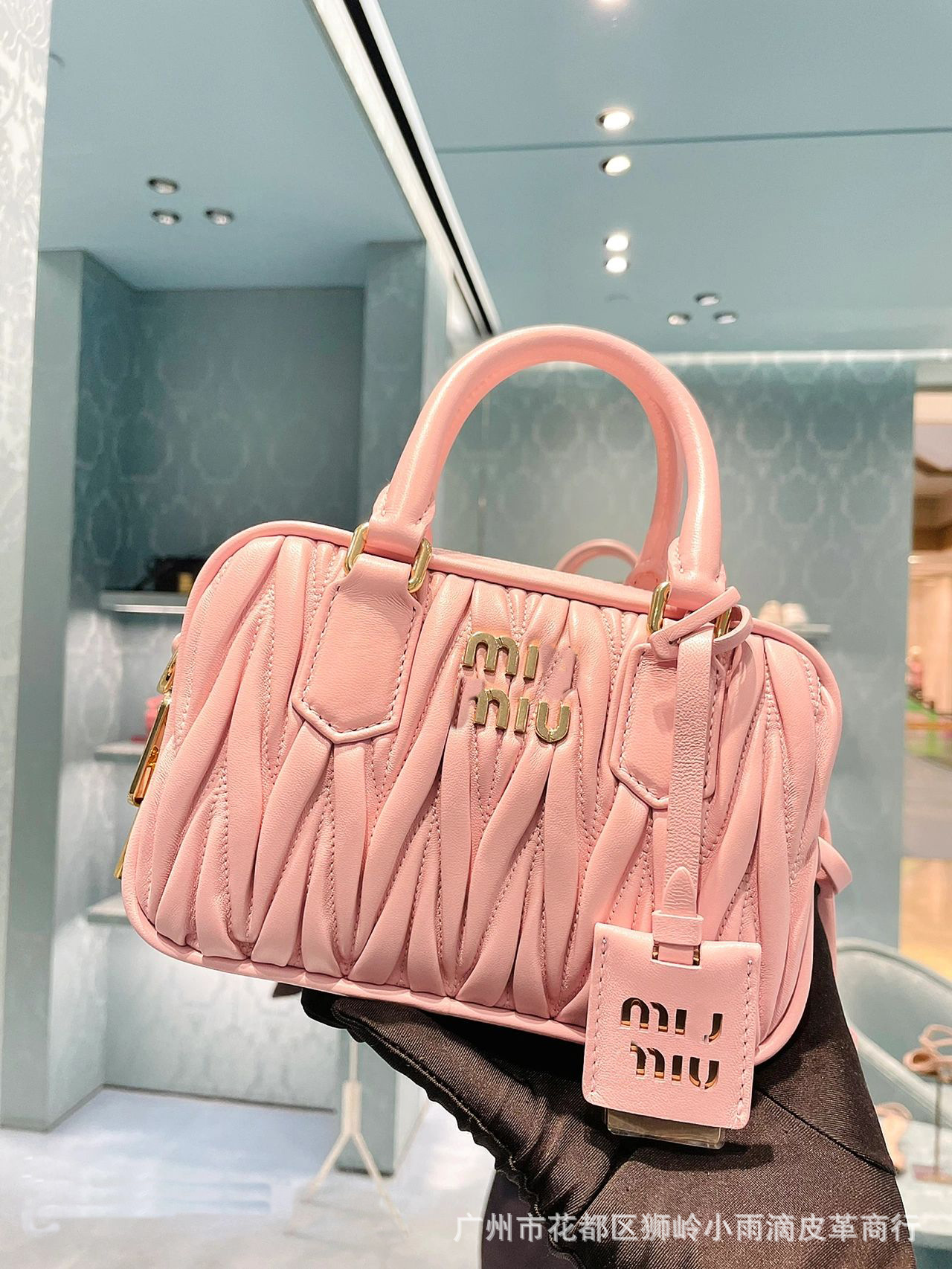 M家IU同タイプのしわボーリングバッグMatelasse羊紋軟皮手提げカバン