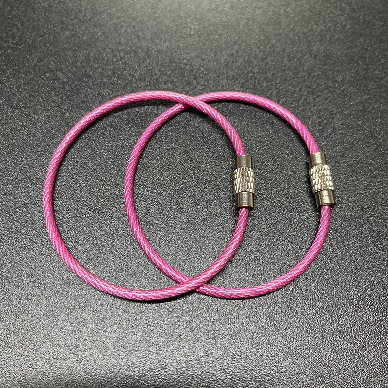 現物のワイヤーの鍵はステンレスカラーのゴムのワイヤーの輪を掛けてプラスチックのワイヤーの鎖を包んで大量に交渉します。