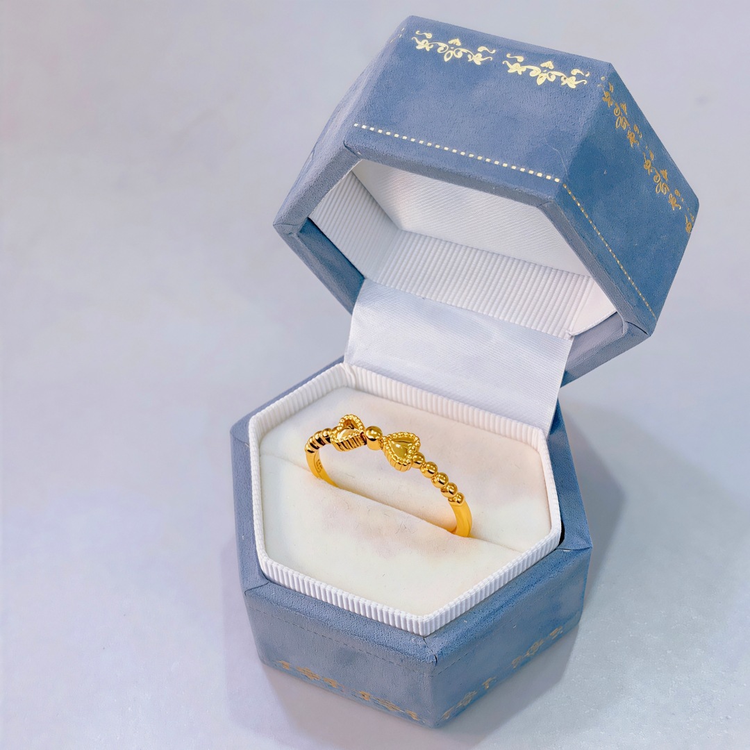 Ring with bow