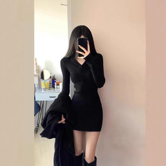 超見栄えの良い黒の長袖気質スリムVネックニットヒップカバードレス女性用2025年秋の新しいスタイル