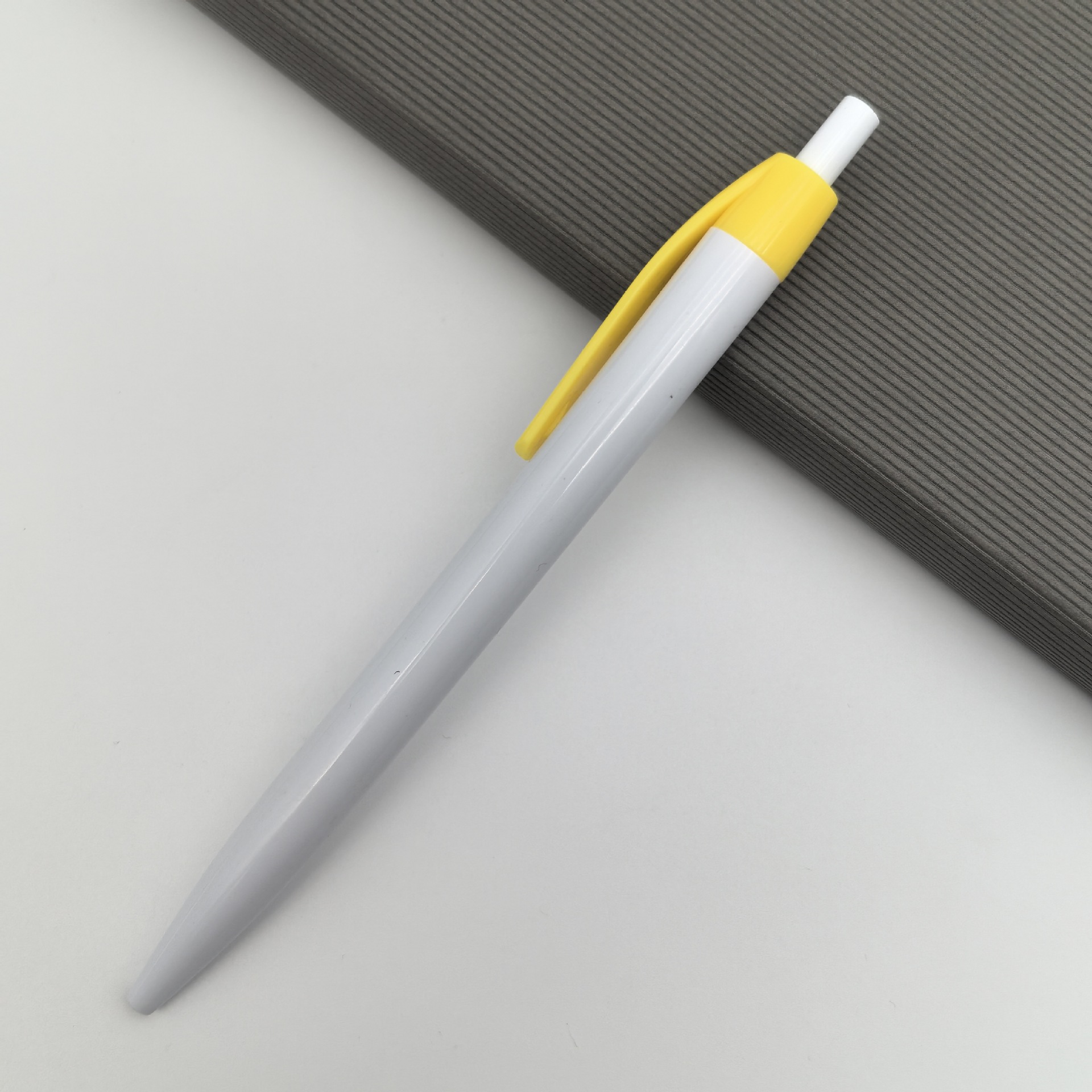 Bolígrafo publicitario personalizado bolígrafo publicitario blanco bolígrafo de plástico simple bolígrafo de plástico bolígrafo de hotel de oficina bolígrafo de plástico