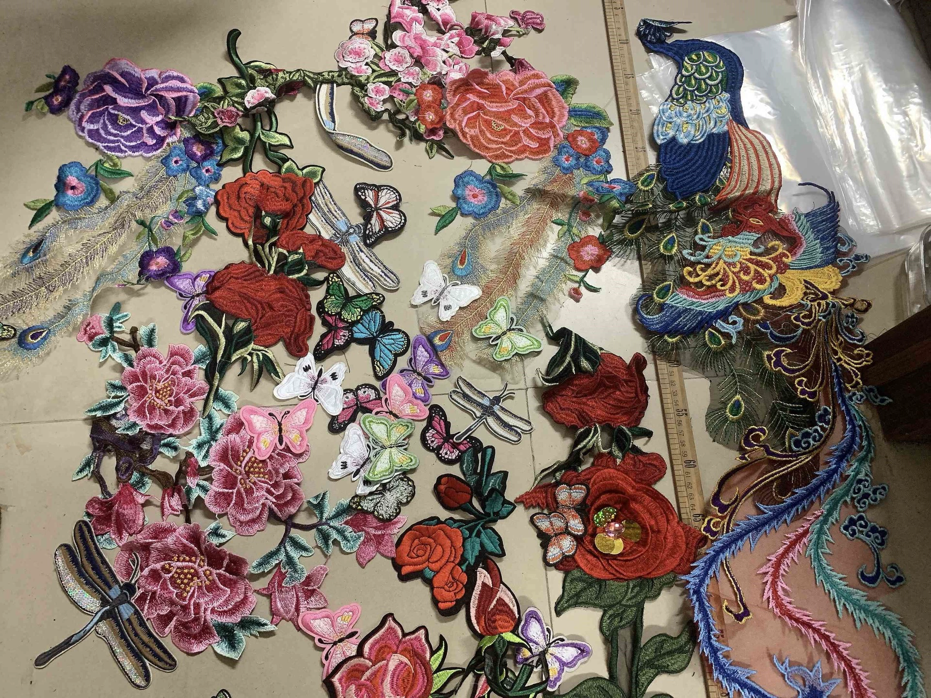 Разнообразные цветочные нашивки в этническом стиле, тканевые нашивки с вышивкой бисером и пайетками, красивые головки цветов павлина.