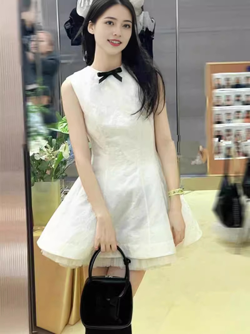 Summer fashionable lace dress with a round collar sleevless with bow