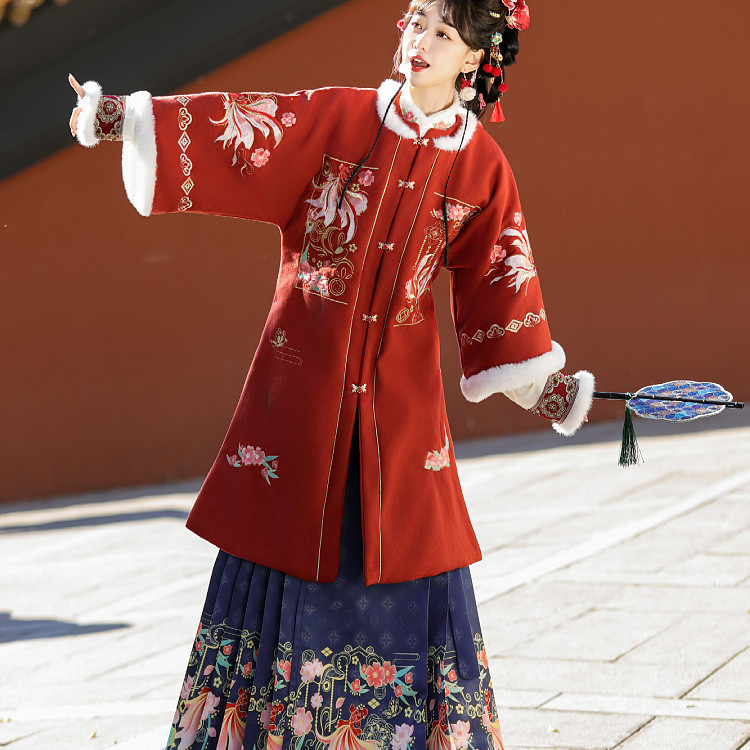 Ming Dynasty-style autumn and winter Hanfu for women [Koi Fish] round-neck, fleece-lined, thickened New Year's greeting outfit, horse-face skirt, New Year's greeting robe, winter suit