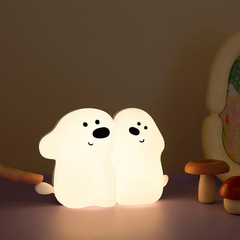 子犬の夜灯を貼る創意的なシリコンランプが可愛いです。
