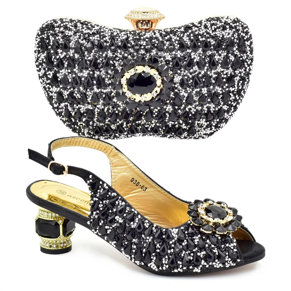 Parti, büyük parıltılı elmaslarla süslenmiş yuvarlak başlı balık ağızlı sandaletler ve hafif el çantası seti ile eşleştirildi_voghion.com