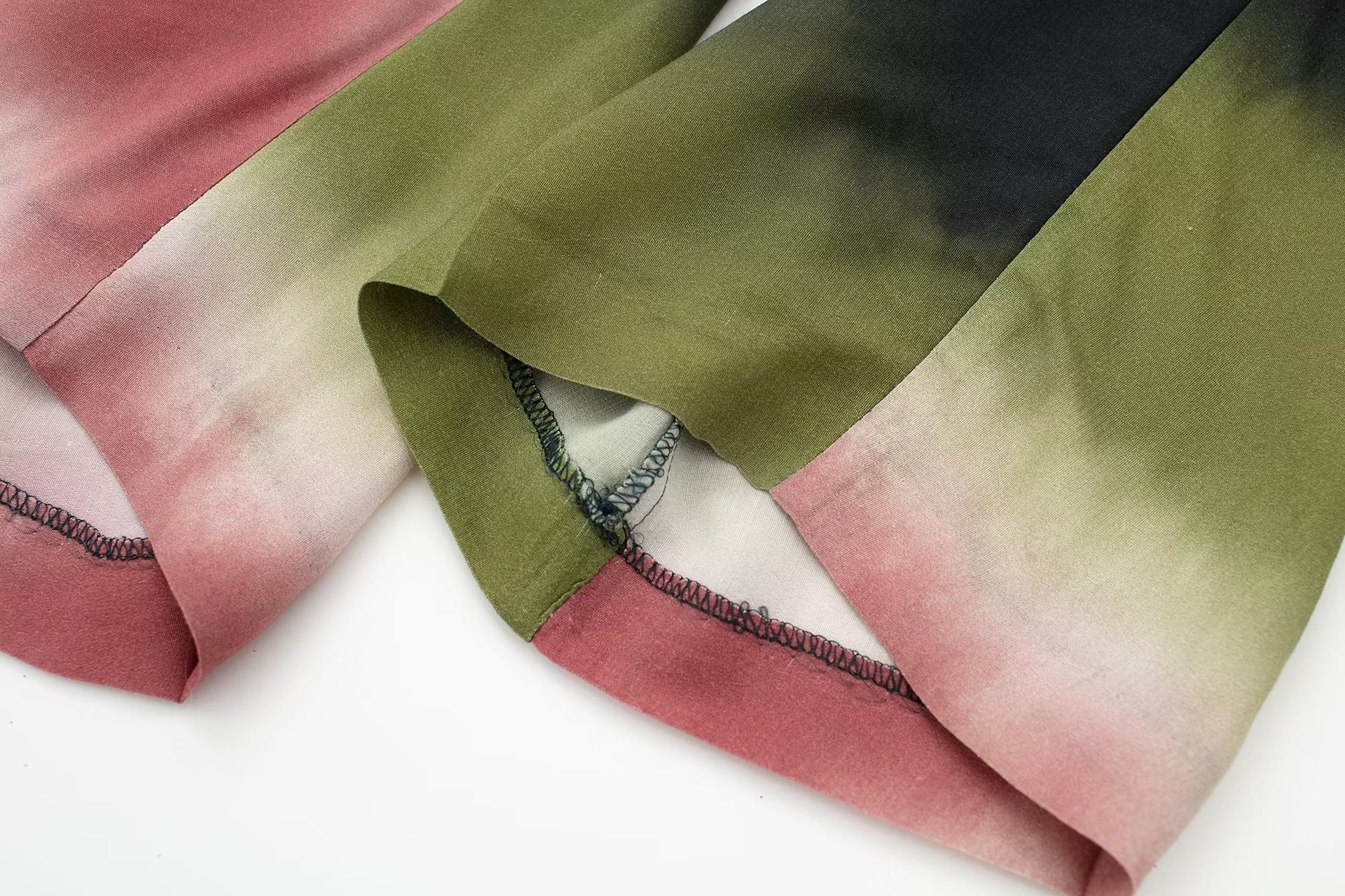 Neues Set aus Batikhemd und bedruckter Hose für Damen im Sommer 2024_voghion.com