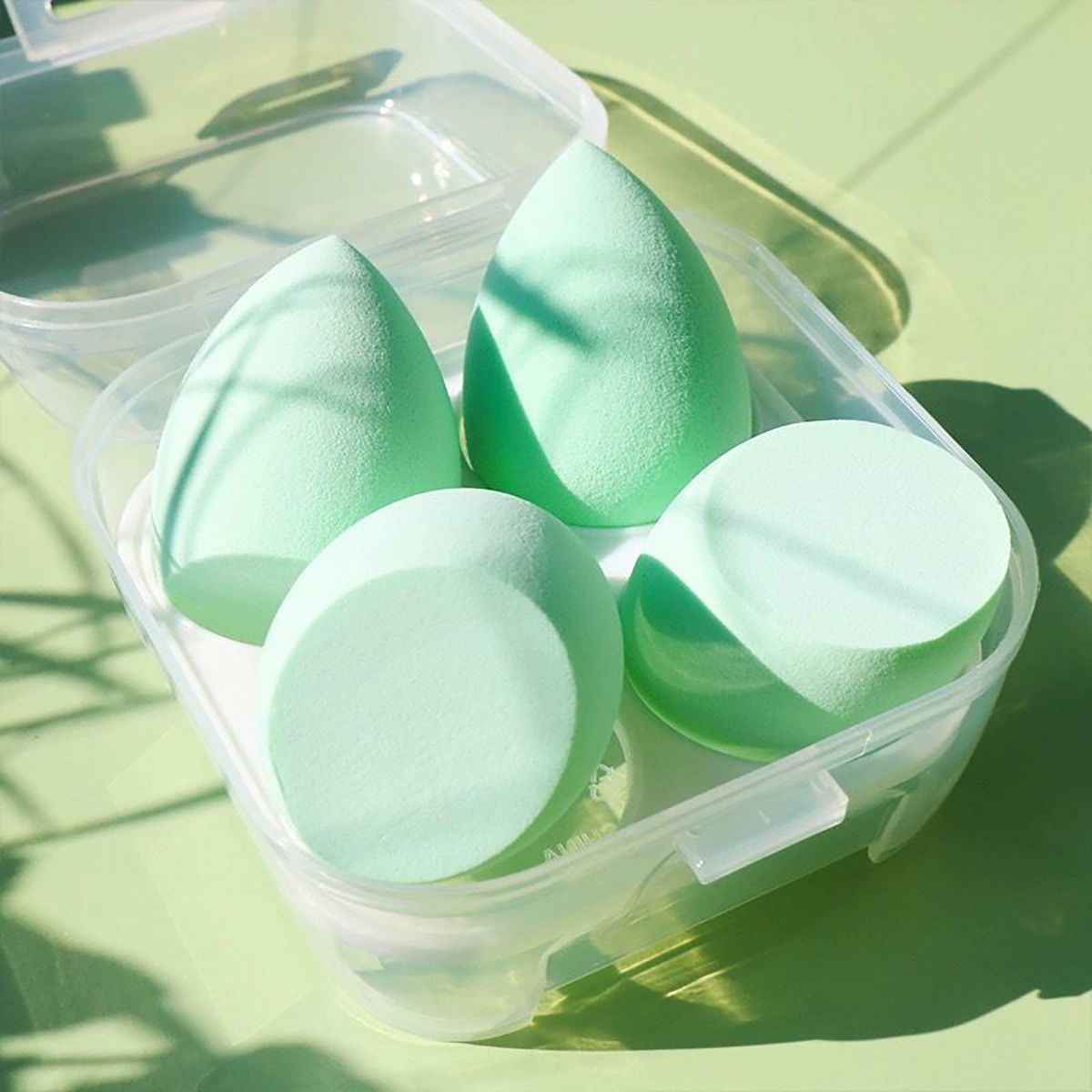 Makeup Sponge Set, 4-Cell Compact Case, Soft Round Cosmetic Blenders (assorted colors)