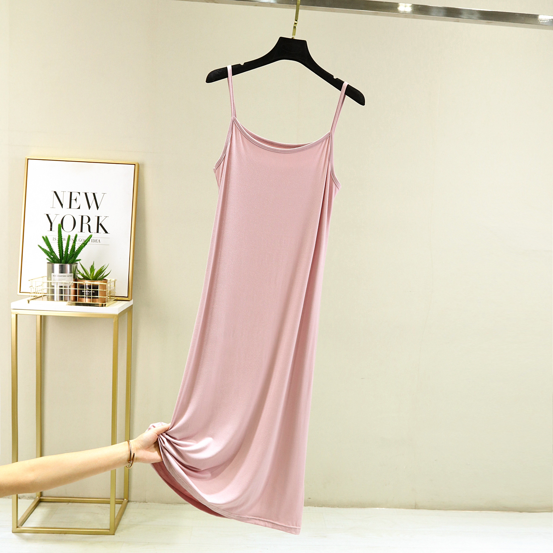 モーダルストラップのベストスカートの女性の夏の中には、袖なしのロングスカートの裏地が痩せている中長のワンピースがあります。