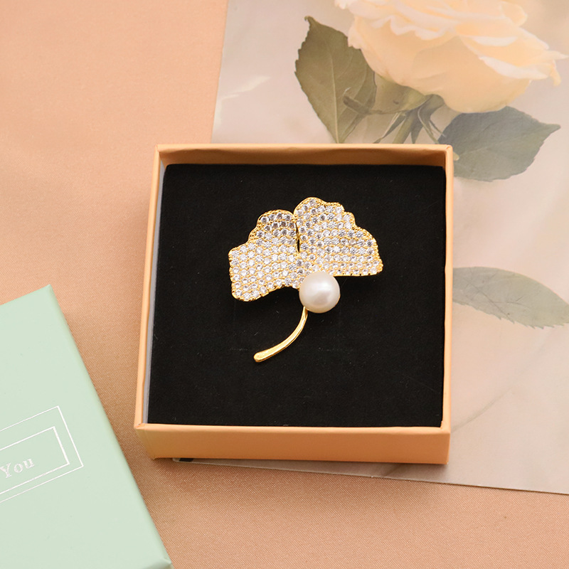 Corsage perla de alto sentido barroco perla flor broche temperamento versátil alta calidad PIN al por mayor natural
