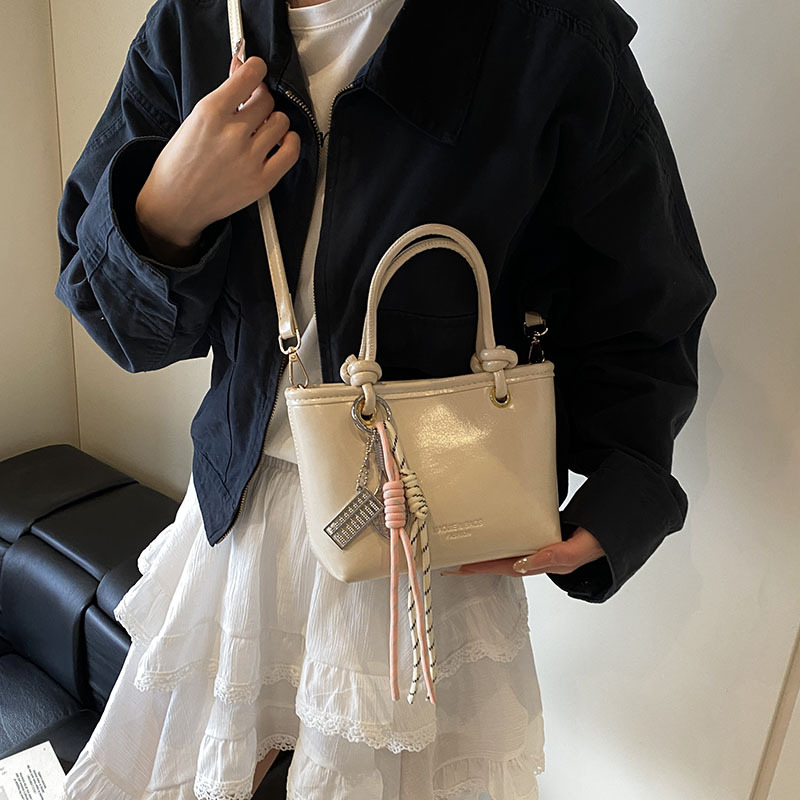 Bolso de mano popular, bolso de mano para mujeres 2025, nuevo bolso de cuero de cera de aceite retro, bolso de moda de textura versátil, mochila.