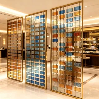 不锈钢彩玻屏风隔断 酒店会所艺术玻璃隔断 轻奢金属玄关屏风工程