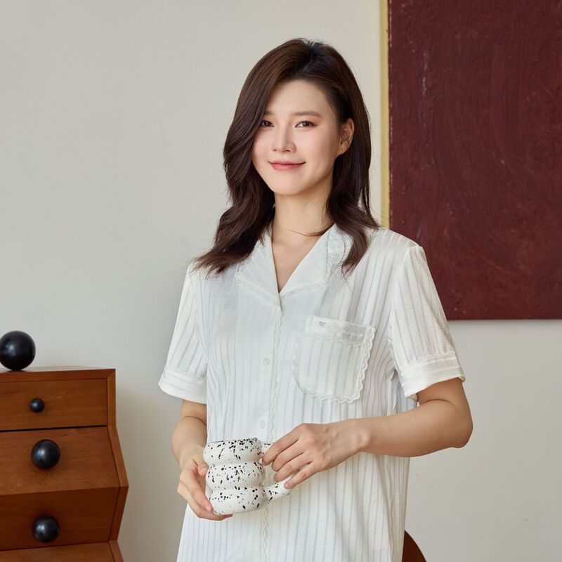 2025年新作女性用氷と雪のシルクパジャマ、レース半袖ショーツ、軽くて豪華なスタイルのフレンチホーム服、屋外で着用可能|undefined