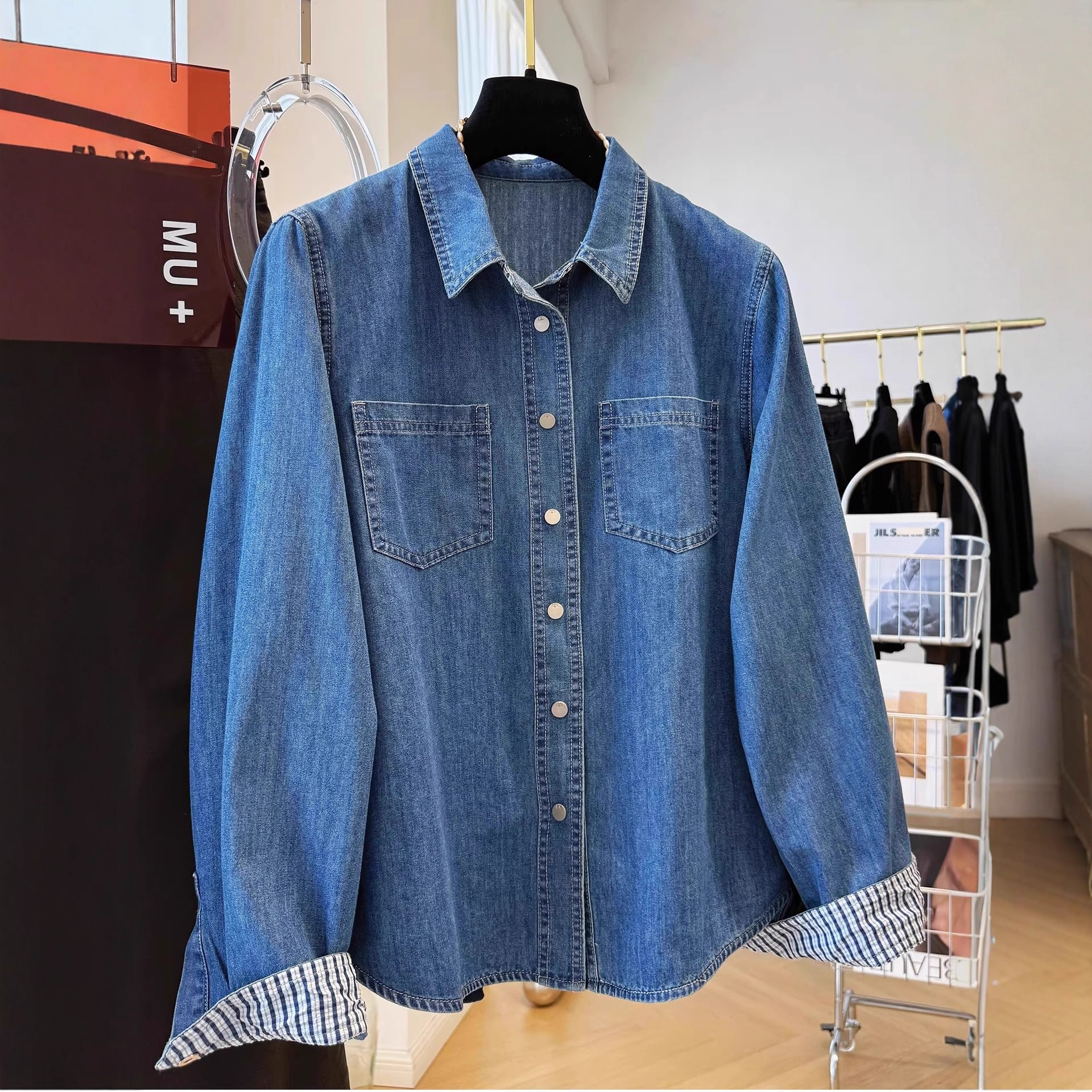 High-end casual long-sleeved denim shirt for women, perfect for autumn, Korean style, unique layering, inner wear, or wearing alone, trendy.