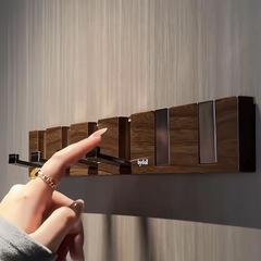 玄関のフックは戸に入って服のアイデアを掛けます。