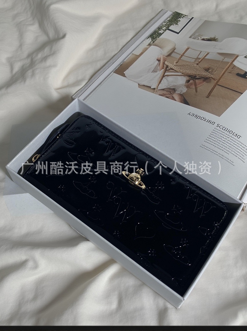 블랙 페이턴트 가죽 엠보싱 장지갑