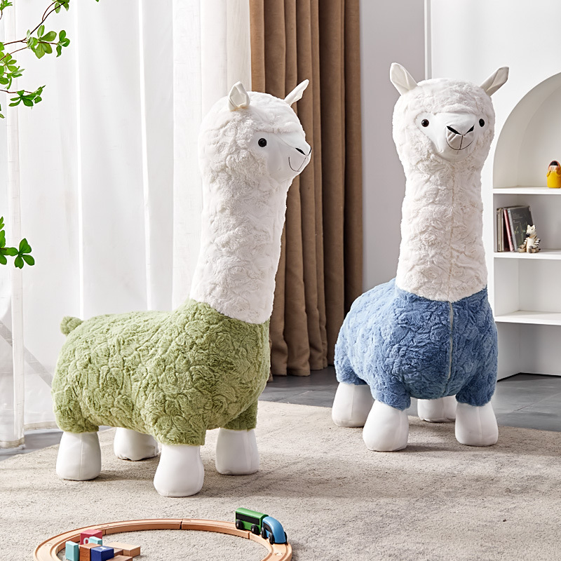 ラクダの椅子のリビングルームで靴を履き替えます。子供用ソファーでカジュアルな腰掛けです。|undefined