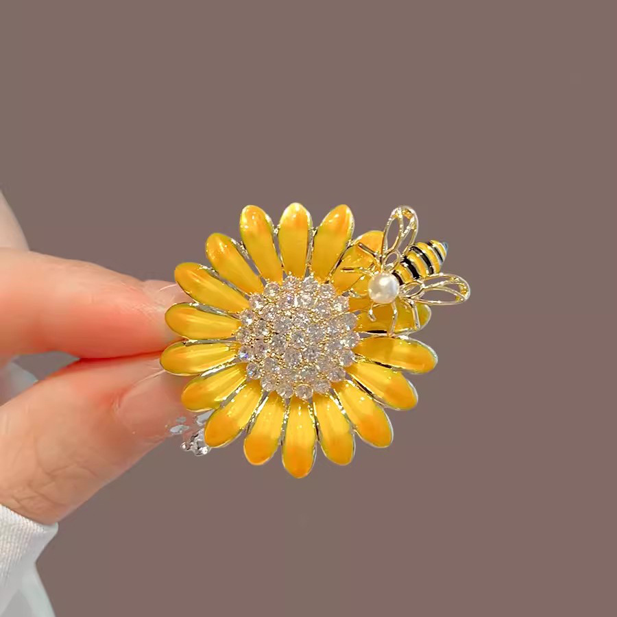 Enamel Sunflower Brooch for Women, Exquisite Bee Daisy Brooch, Niche Design Pin, Suit Accessory, Flower