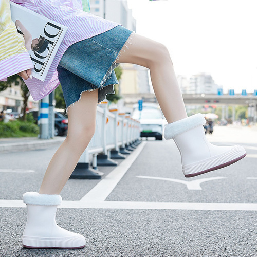 Fashionable outdoor rain boots new overshoes waterproof and non-slip water shoes for women in spring and autumn plus velvet warm medium tube thick low rain boots
