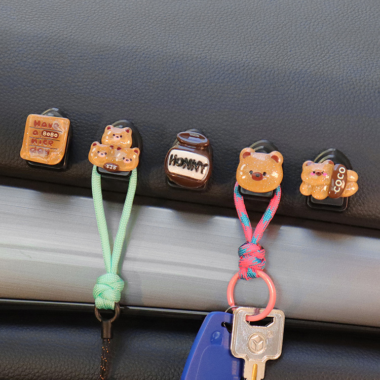 Gancho de automóvil lindo oso de carbón asiento de automóvil trasero enganche tipo pegado para automóvil interior pequeño gancho delantero