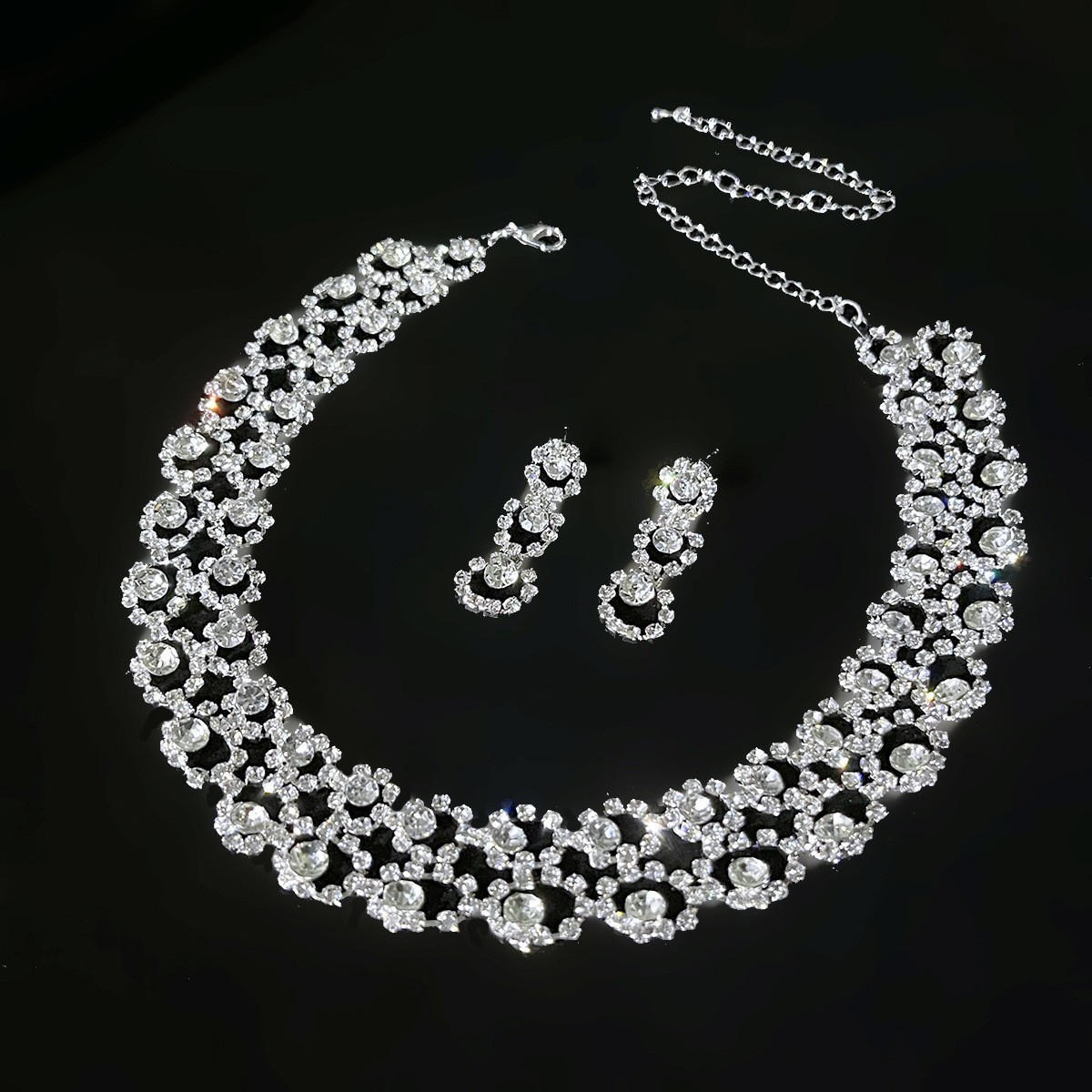 Cross-border bestselling fashion pearl necklace for women bridal jewelry earrings high-end luxury niche collarbone chain accessories