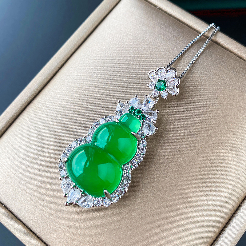 2024 nuevo colgante de joyería Zhuang Shengsheng con incrustaciones de collar de calabaza de calcedonia verde colgante de jade de temperamento colgante de mujer