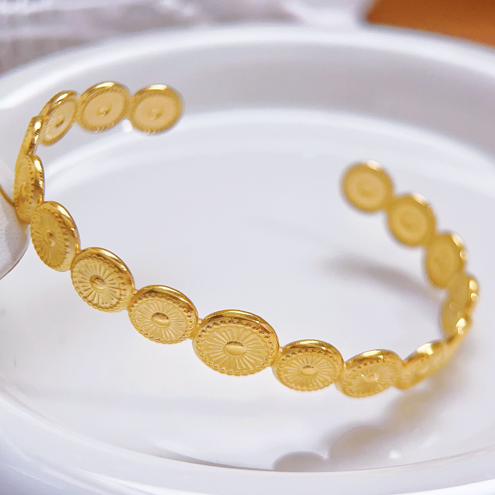 Brazalete de acero inoxidable transfronterizo de Europa y Estados Unidos, brazalete abierto de cara ancha, brazalete de inserción de alta calidad, acero de titanio, joyería de lujo ligero.