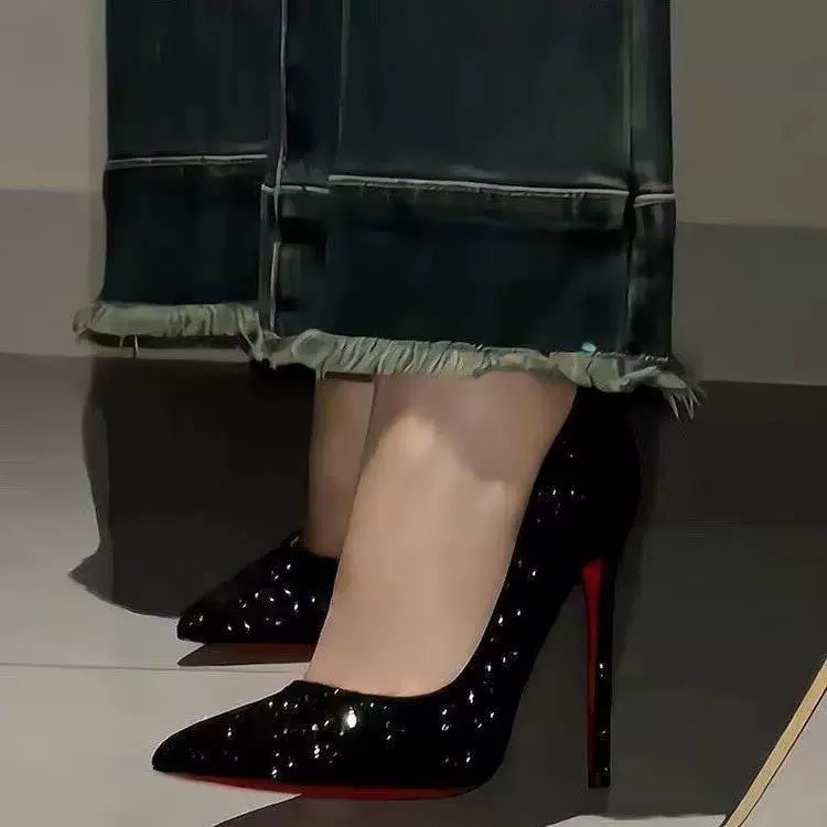 Европейские и американские черные туфли на высоком каблуке женские шпильки 2024 элегантный стиль богини не устали ноги профессиональные острым носком красной подошвой обувь