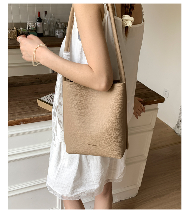 A trendy and versatile single-shoulder underarm bag for women in the summer of 2025, featuring a niche design and a simple commuting bucket bag undefined