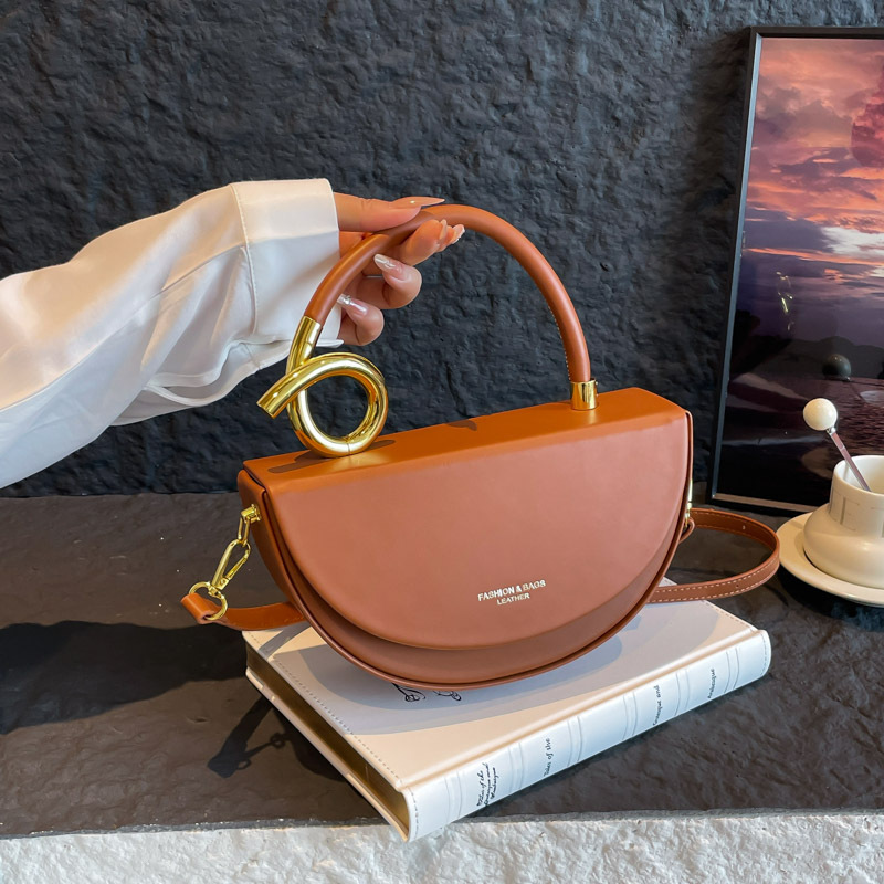 High-end Niche Design Handbag 2026 New Fashion Saddle Simple Versatile Shoulder Crossbody Bag_voghion.com