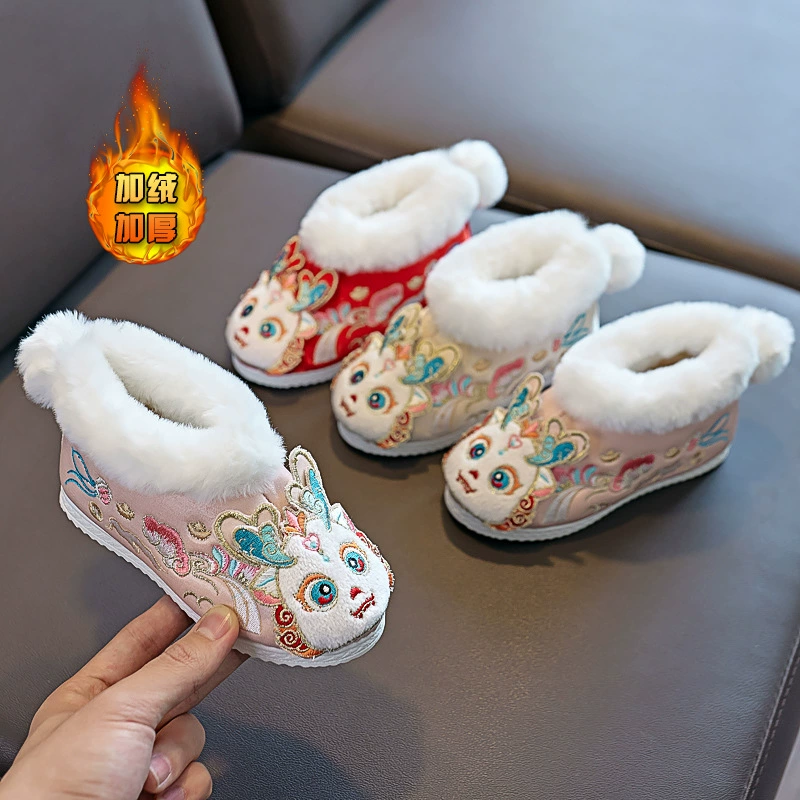 Зимние хлопковые сапоги 2025 года в наличии, короткие сапоги для девочек, обувь в стиле Ханьфу, на флисовой подкладке и утепленные, новогодние туфли «Маленький дракон», китайский стиль.