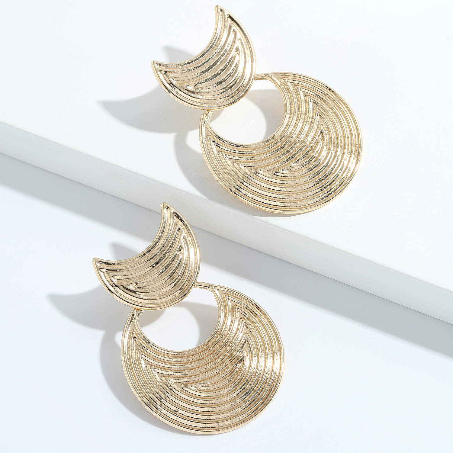 Wholesale Simple Multi-layer Texture Crescent-shaped Earrings display picture 7