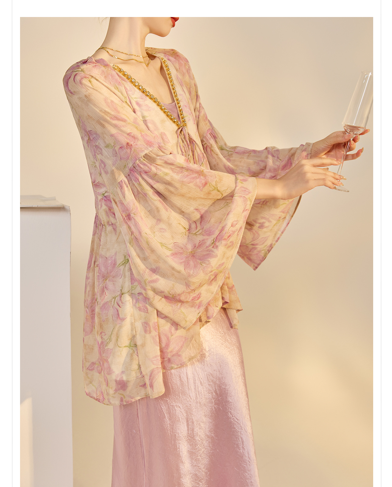Áo kiểu nữ cổ V tay lồng đèn chất liệu chiffon phong cách Trung Hoa đính đá — màu tím nhạt chi tiết 10