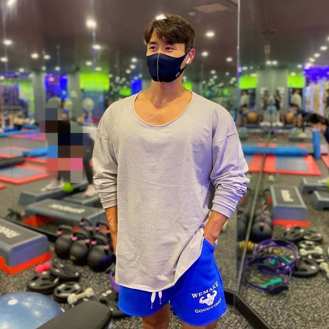 Men's Long Sleeved Sportswear Trendy Brand Muscular Fit Loose Fit Basketball Training Top Solid Color Sports Hoodie_viptrois.com