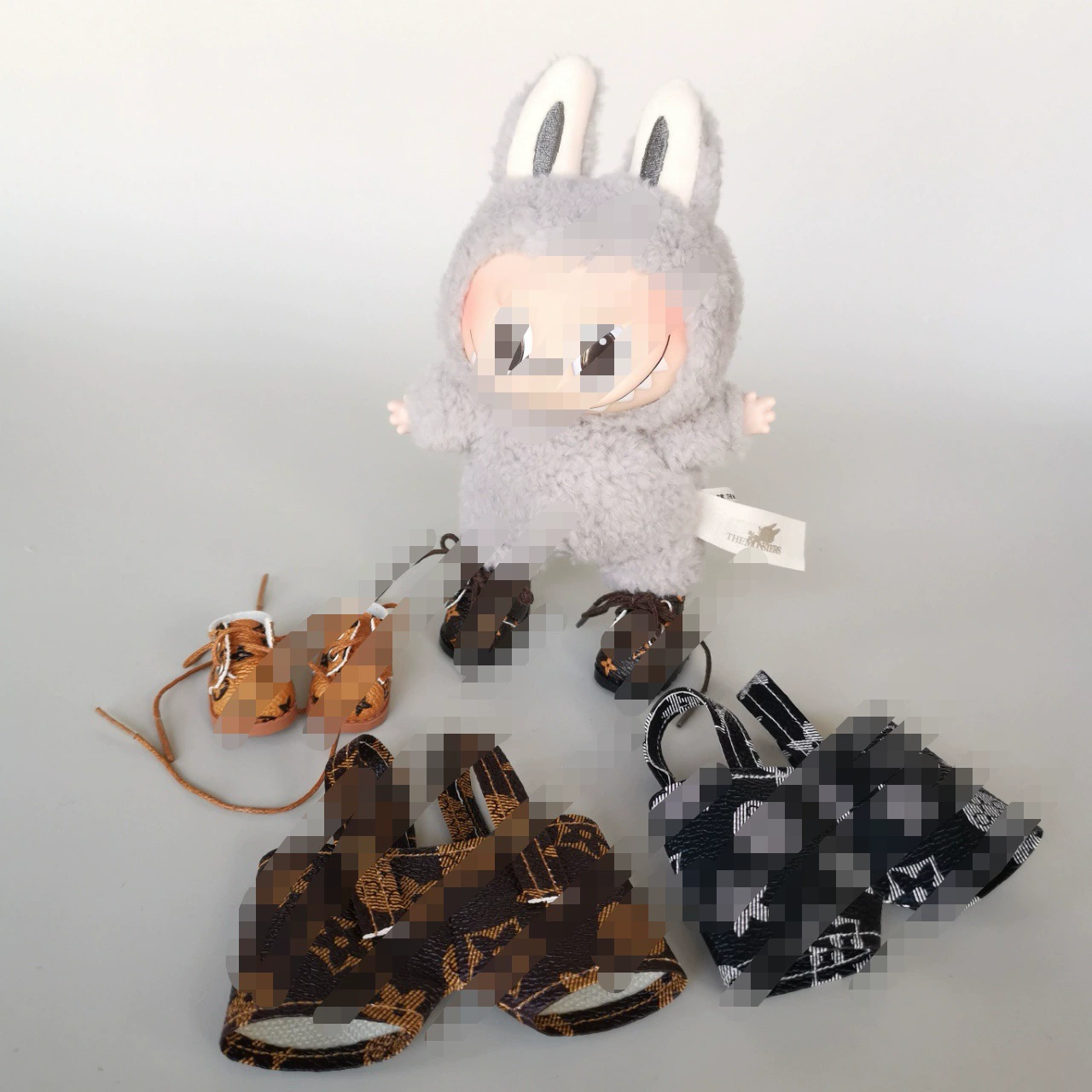 Первая и вторая версия магазина Labubu: sitting party foam enamel doll with Matt Shoes в разных цветах