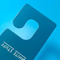 Нескользящие вешалки из белой бумаги, бесшовный дизайн с широкими плечами, вешалки для торговых центров для магазинов одежды, легкие и прочные, поддержка прямой доставки