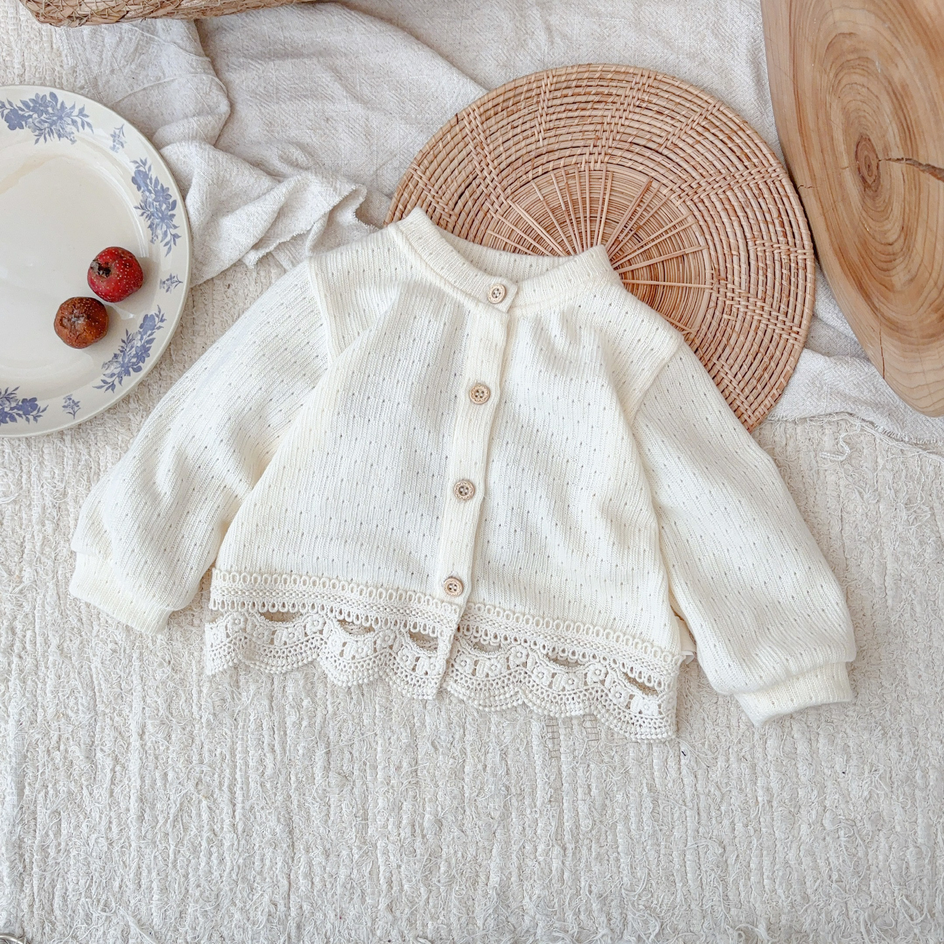 2025 nuevo producto traje infantil coreano primavera y otoño estilo occidental cárdigan cuello de encaje camisa de fondo pantalones de tres piezas