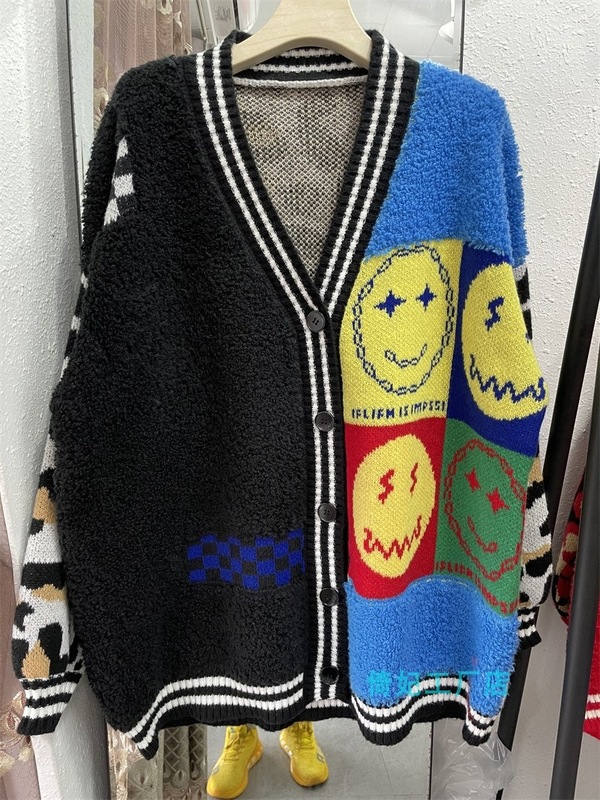 ヨーロッパ駅のファッション豹の紋様はカーディガンのセーターをつづり合わせます。|undefined