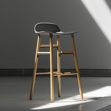 现代简约吧台椅创意轻奢家用商用咖啡厅酒吧椅设计师款木脚高脚凳