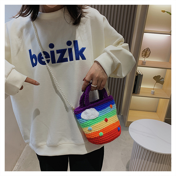 Femmes Moyen Peluche Arc-En-Ciel Bande Mignon Perlage Tisser Seau Ouvert Sac Bandoulière display picture 19