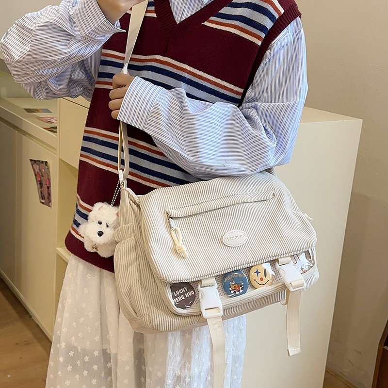Cute shoulder bag for leisure