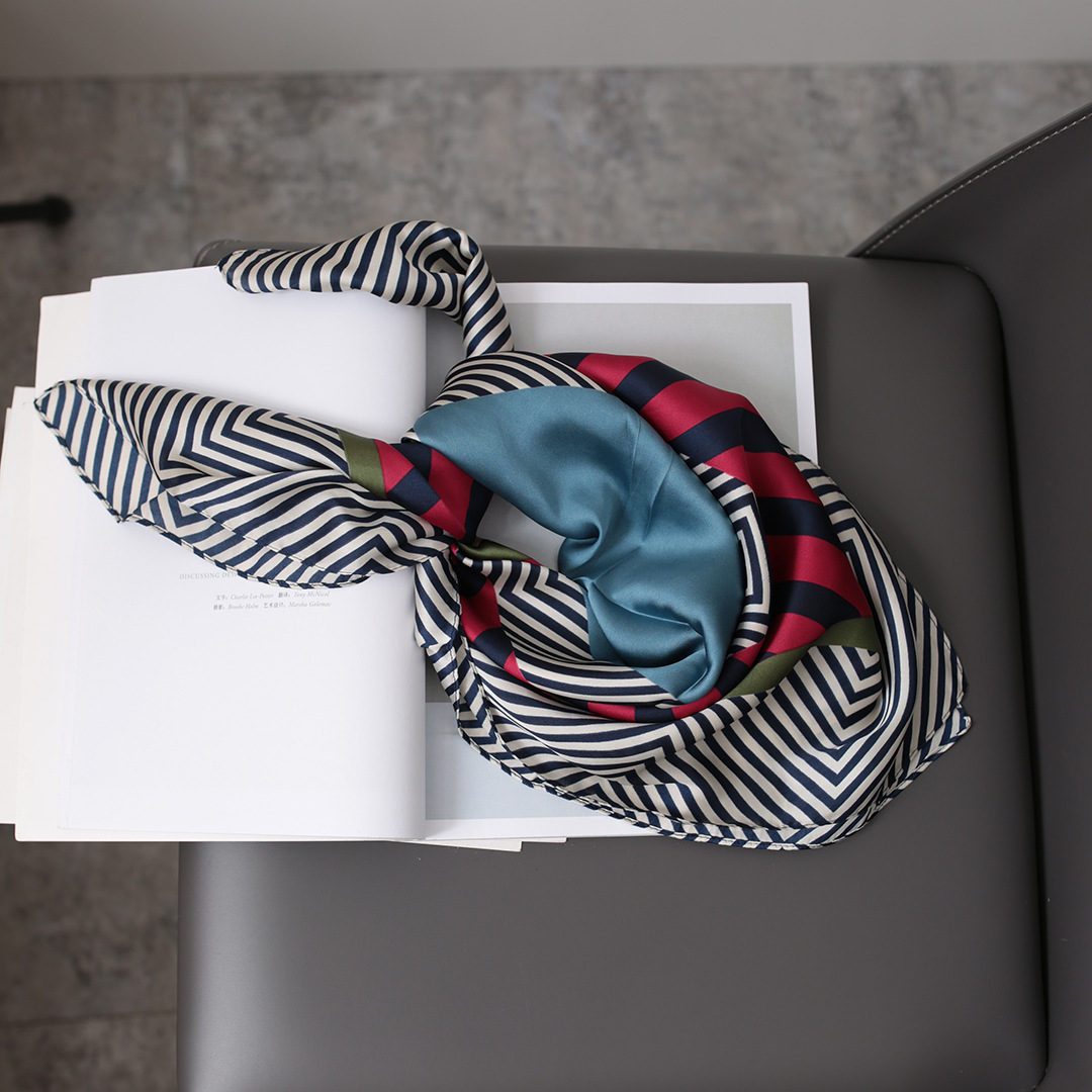 Decorative Small Square Scarf With Geometric Four Seasons Pattern_voghion.com