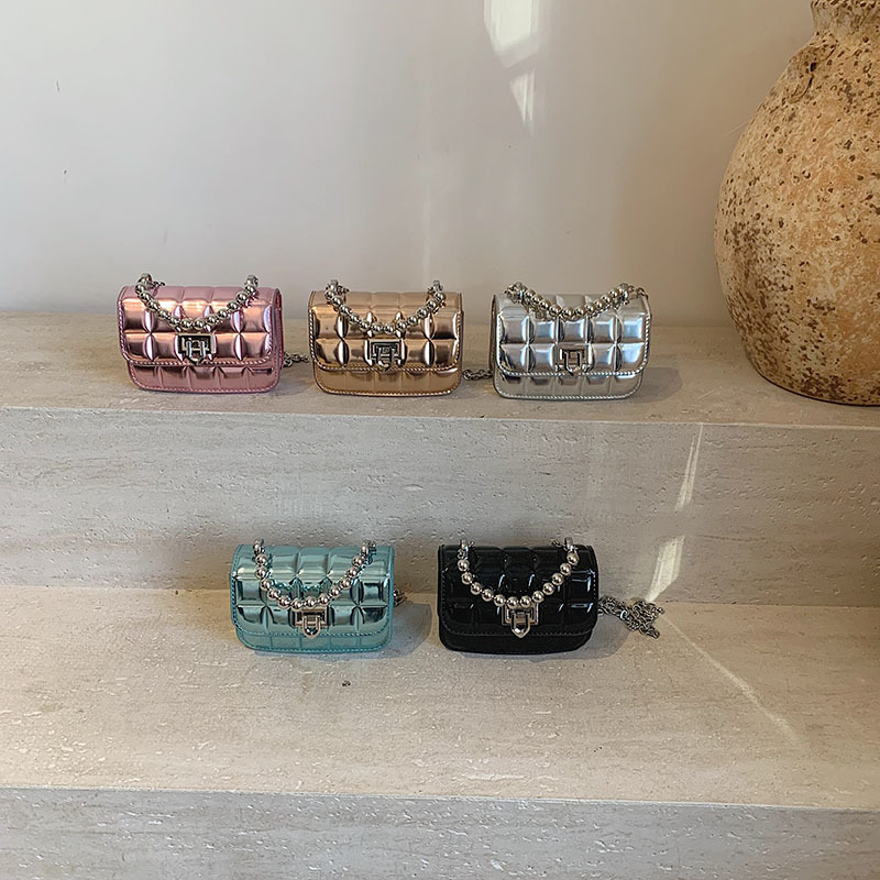 Bolso de hombro para niños y niñas de color sólido, bolso de cadena de bebé brillante de charol de moda 2025 nuevo mini bolso para niños