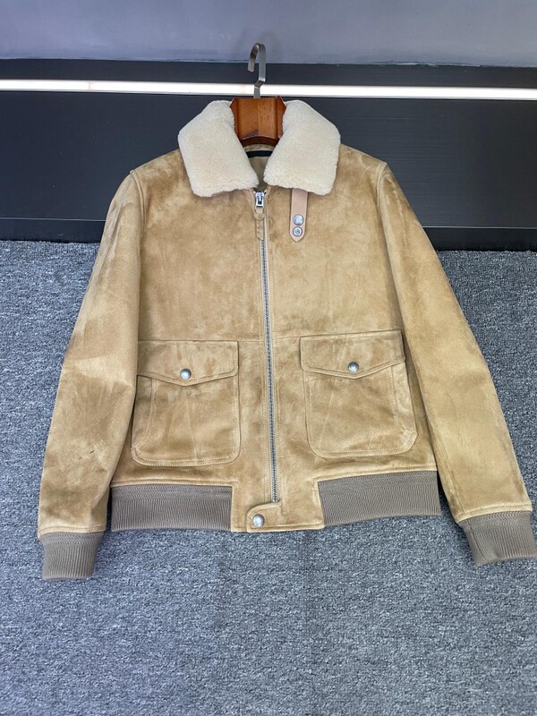 High-End Tf Men's Suede Sheepskin Jacket with a Fluffy Lamb Wool Collar and a Delicate Suede Finish High-End Tf Men's Suede Sheepskin Jacket with a Fluffy Lamb Wool Collar and a Delicate Suede Finish